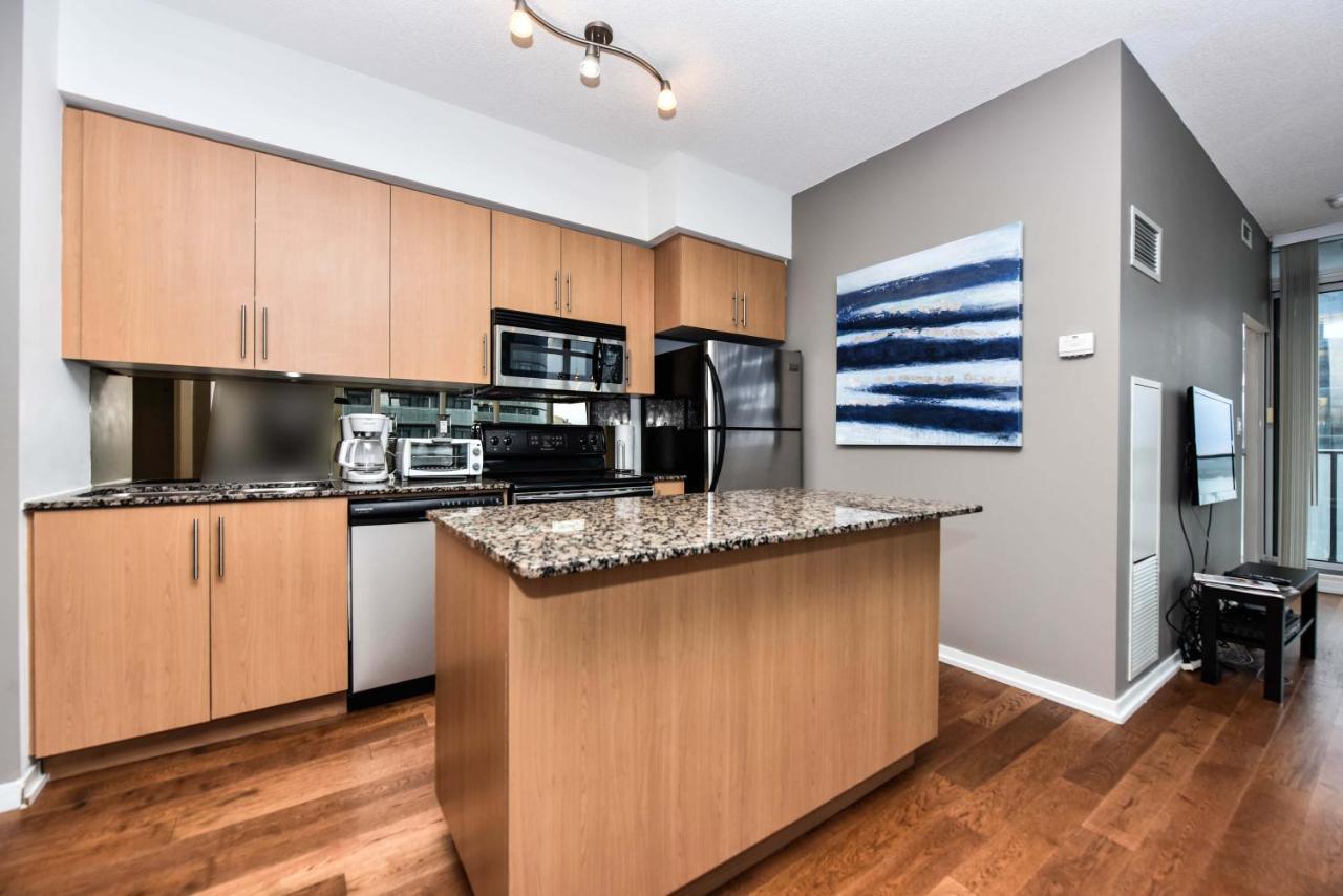 Sarkar Suites - Maple Leaf Square Торонто Екстер'єр фото